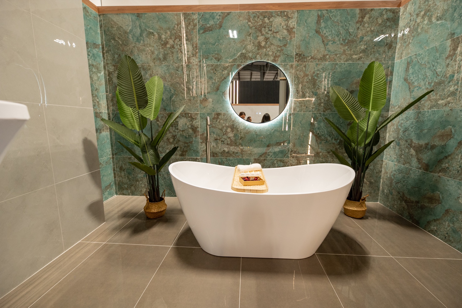 Front view of the green porcelain bathtub display
